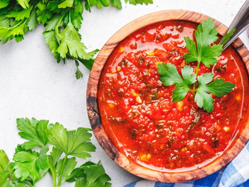 Eine Schale mit frischer Zucchini-Tomaten-Salsa in der Draufsicht.