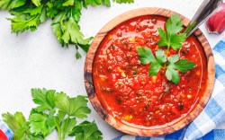 Eine Schale mit frischer Zucchini-Tomaten-Salsa in der Draufsicht.