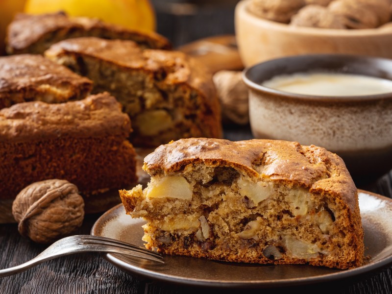 Ein stück Apfel-Bananen-Kuchen auf einem Teller.