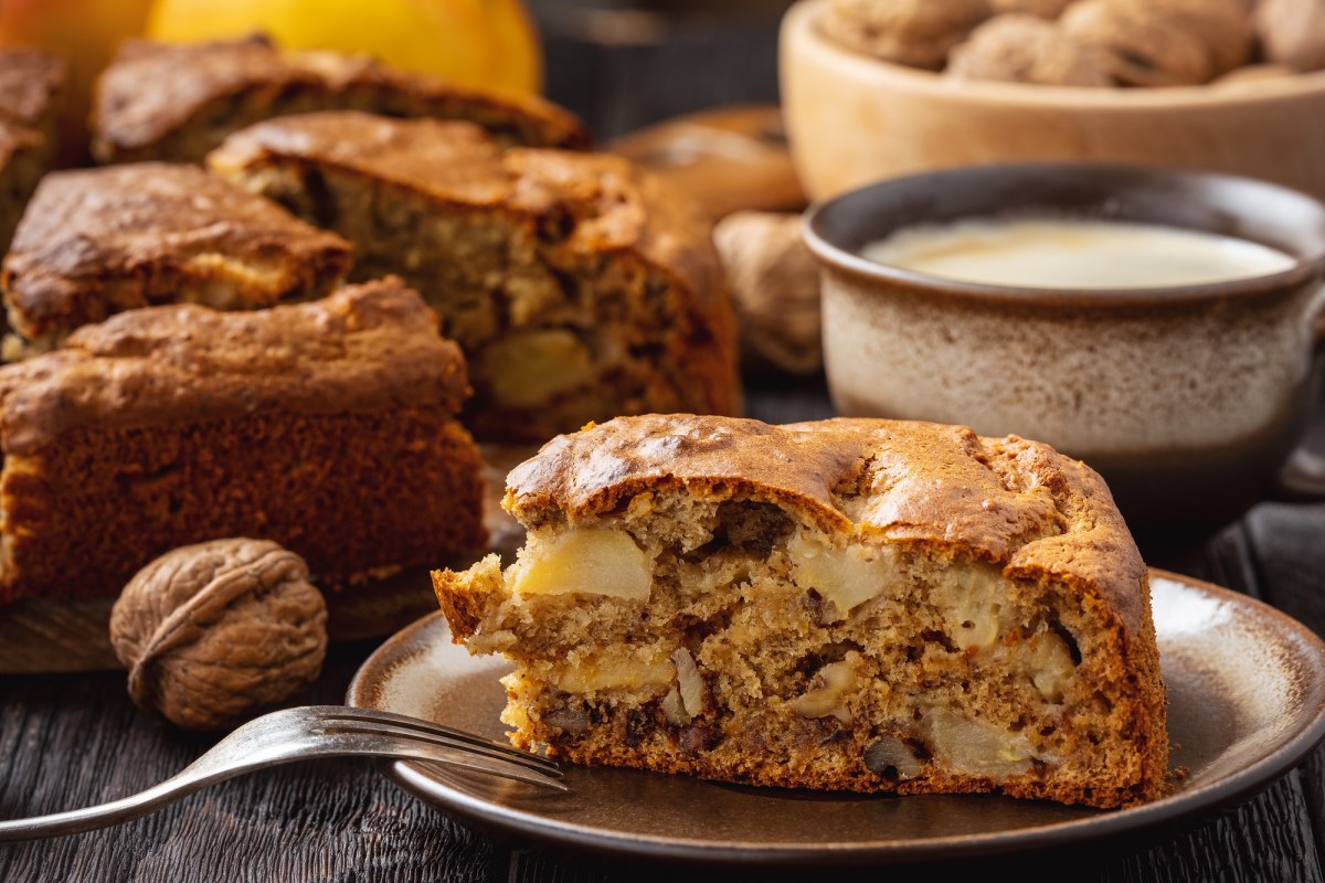 Ein stück Apfel-Bananen-Kuchen auf einem Teller.