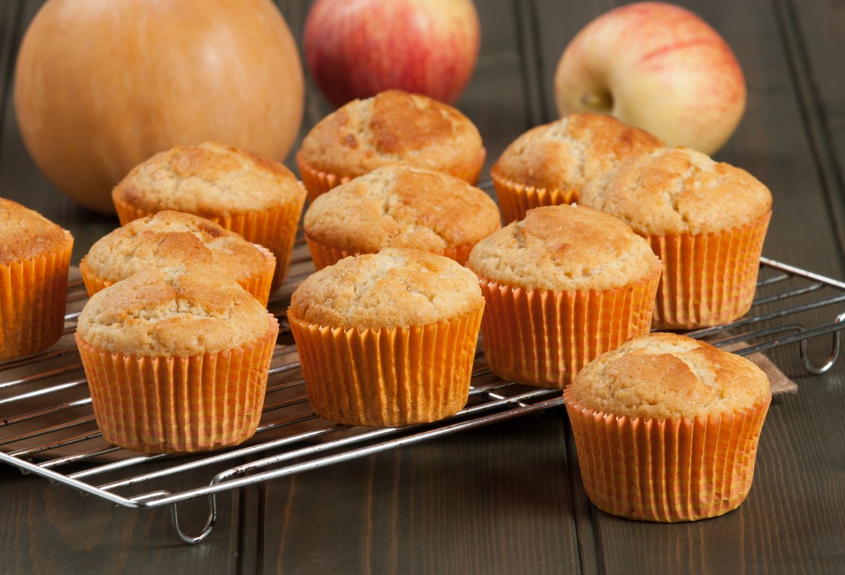 Apfel-Kürbis-Muffins auf einem Kuchengitter.