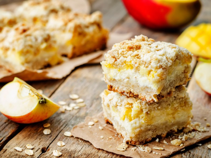 Zwei Apfel-Mango-Schnitten auf einem herbstlich dekorierten Tisch.