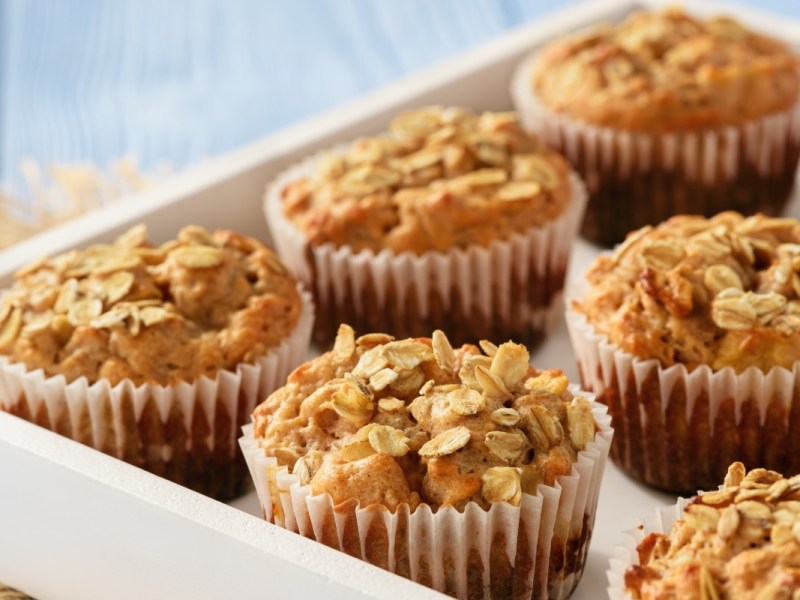 Mehrere Apfel-Möhren-Muffins auf einem Tablett.