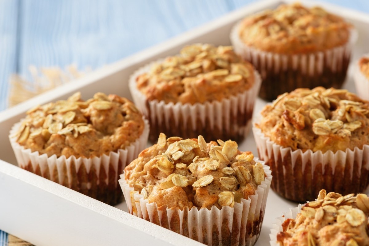 Mehrere Apfel-MÃ¶hren-Muffins auf einem Tablett.