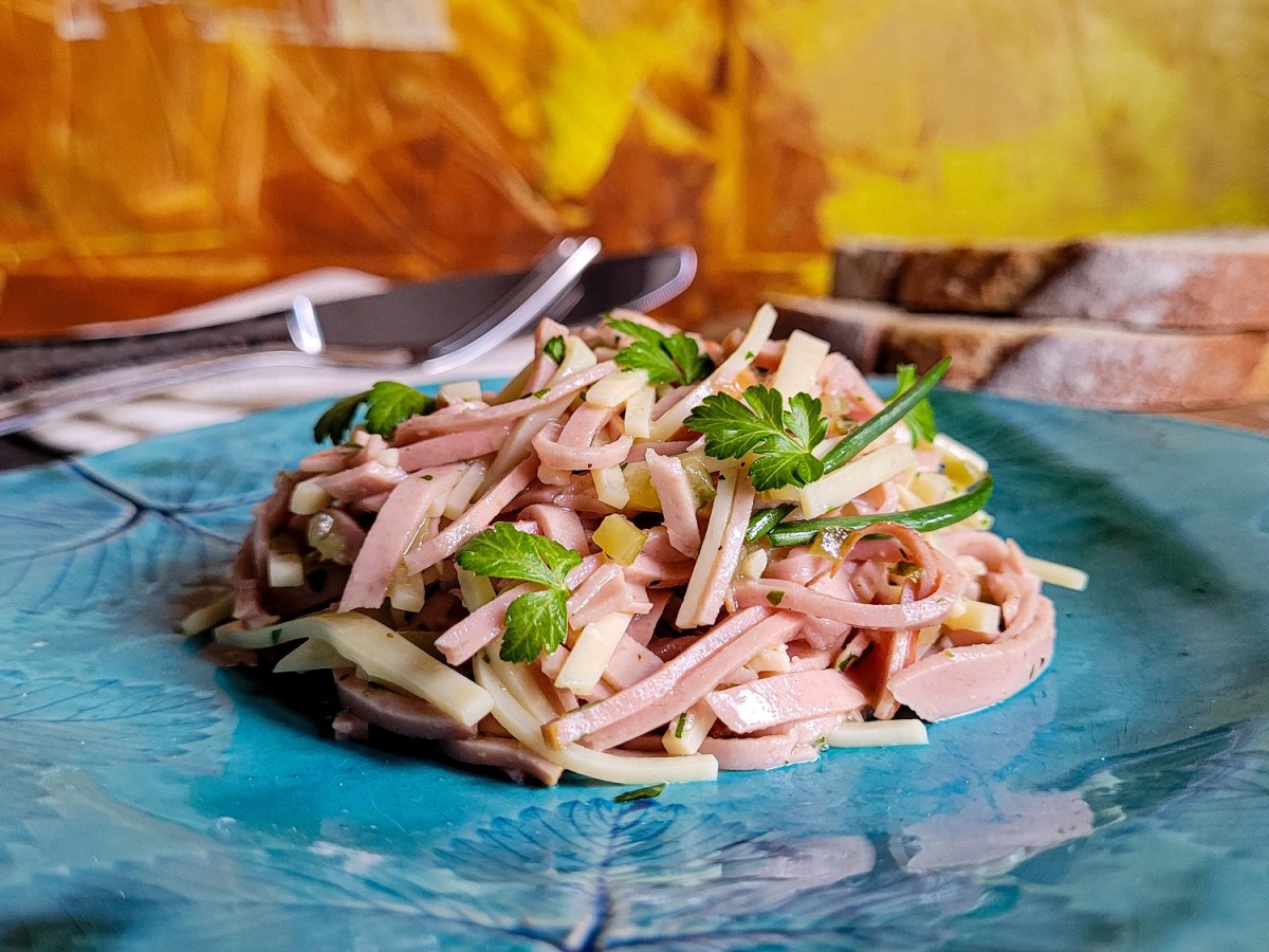 Bayerischer Wurstsalat: Dieser Brotzeit-Klassiker schmeckt wie auf dem Oktoberfest