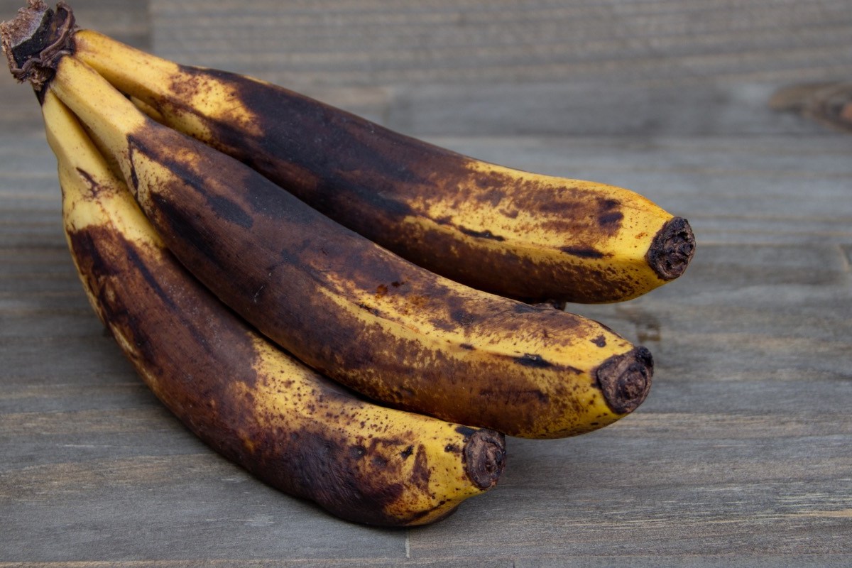 Braune Bananen essen: drei sehr reife Bananen.