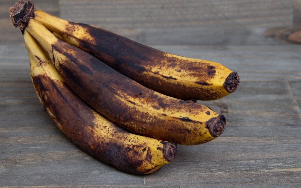 Braune Bananen essen: drei sehr reife Bananen.