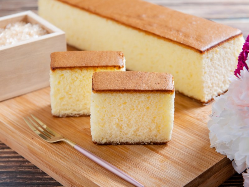 Castella-Kuchen auf einem Holzbrett.