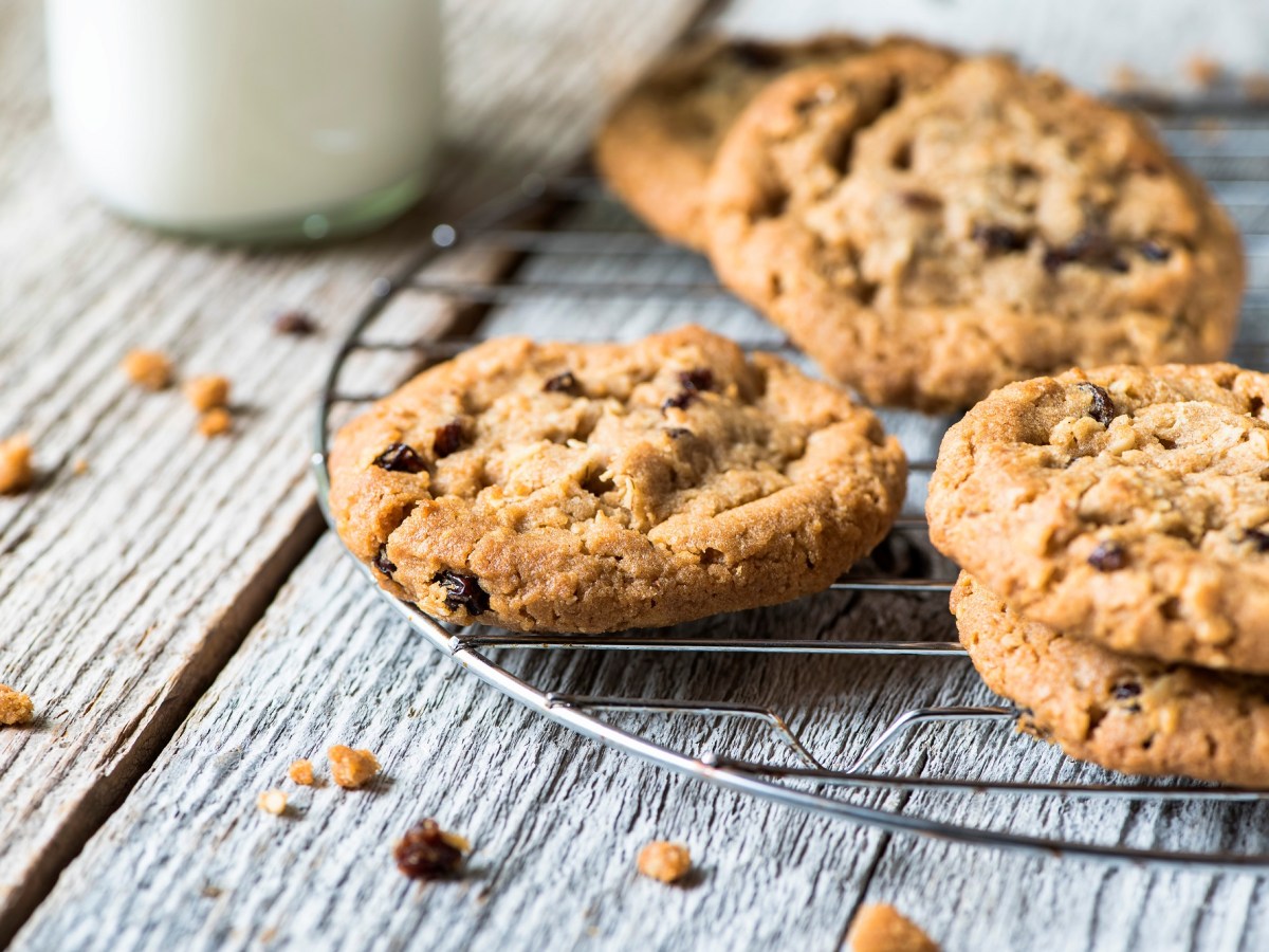 Cowboy Cookies auf einem Kuchengitter.