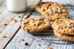 Cowboy Cookies auf einem Kuchengitter.