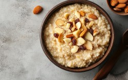 Eine Schüssel Hirsepudding mit Apfel in der Draufsicht.