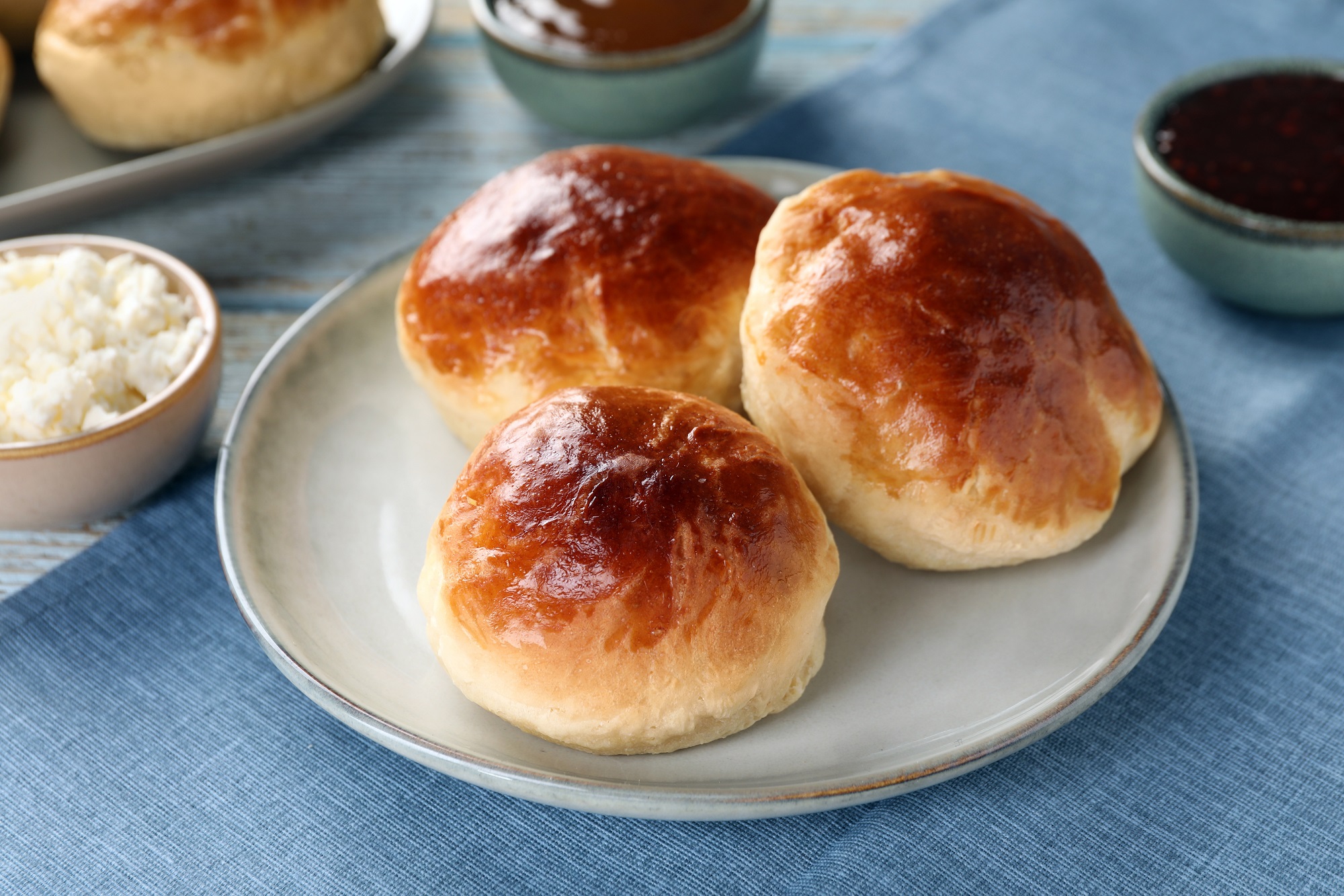 Hüttenkäse-Brötchen: weiche Frühstückswölkchen - Leckerschmecker