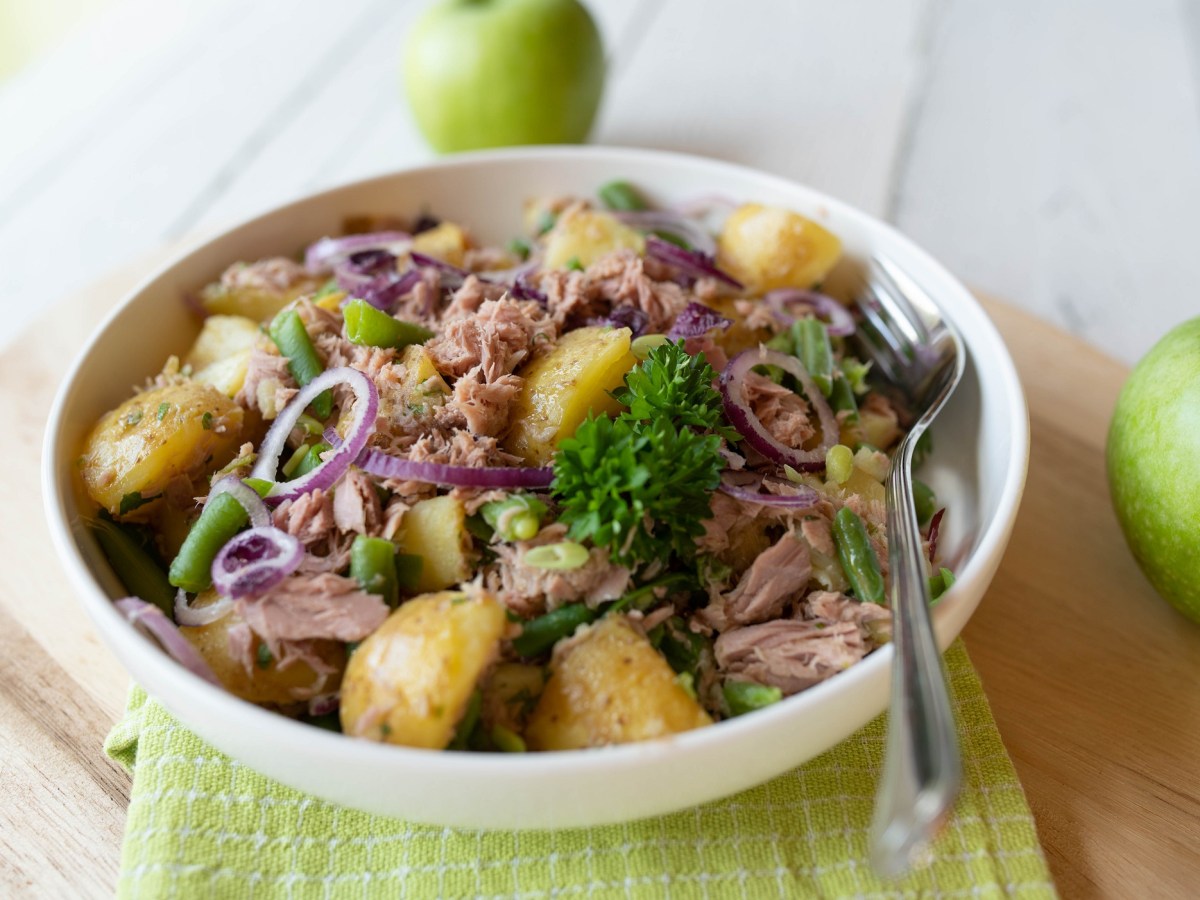 Schüssel mit Kartoffel-Thunfisch-Salat