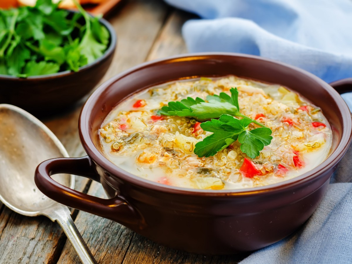 Eine Milchsuppe mit Quinoa in einer Schüssel.