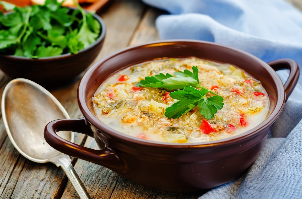 Eine Milchsuppe mit Quinoa in einer Schüssel.