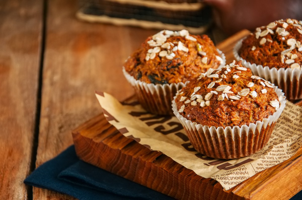 Morning Glory Muffins auf einem Holzbrett.