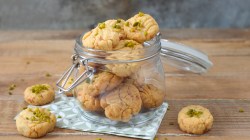 Ein geöffnetes Glas Pistazien-Cookies.