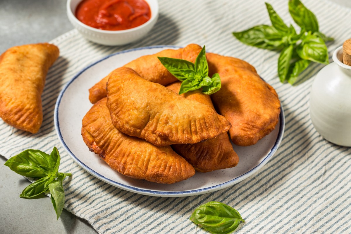 Thunfisch-Panzerotti auf einem Teller.