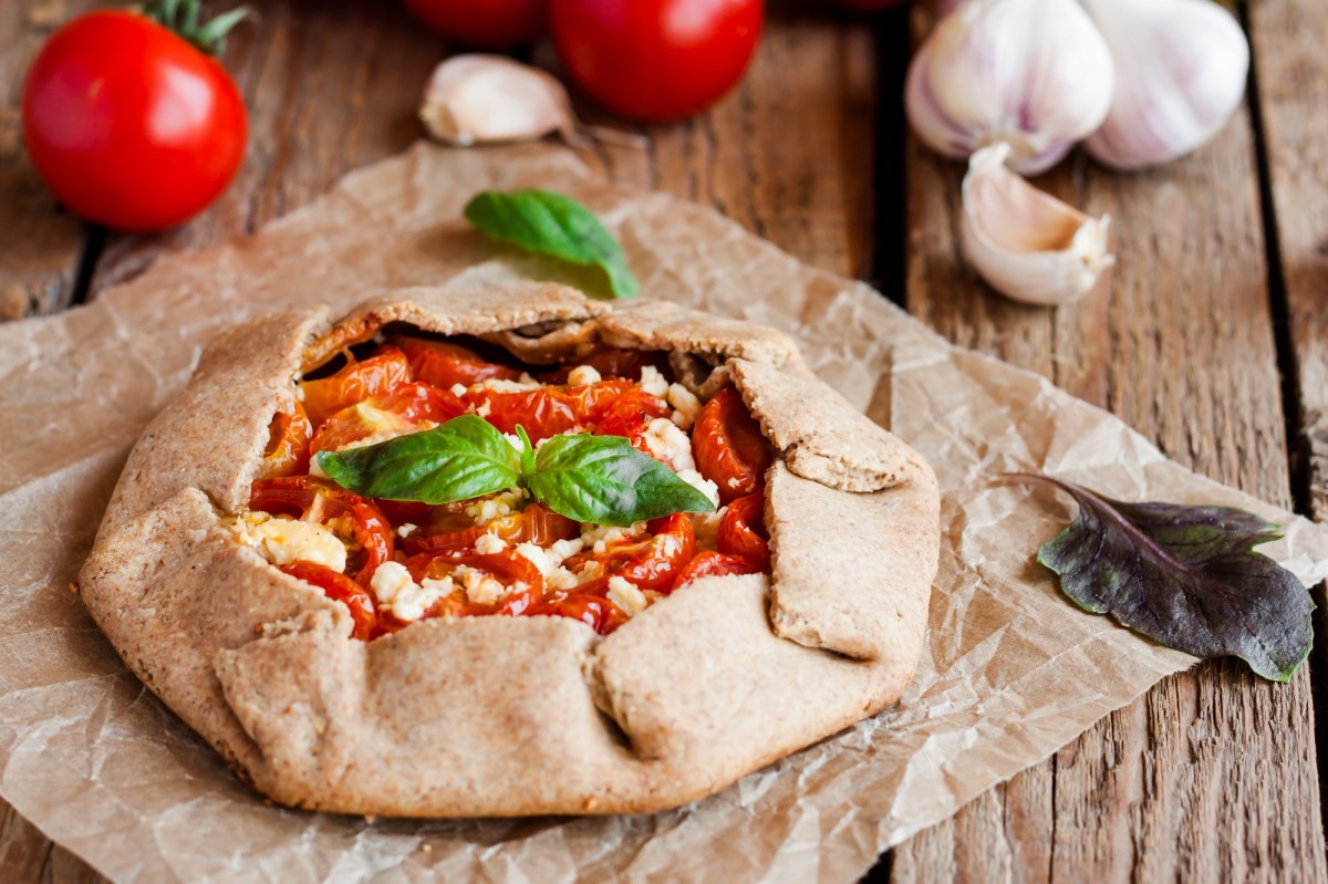 Tomaten-Feta-Galette auf einem Stück Backpapier