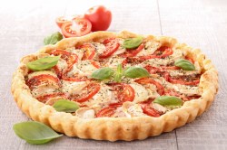 Tomaten-Mozzarella-Tarte auf einem Tisch