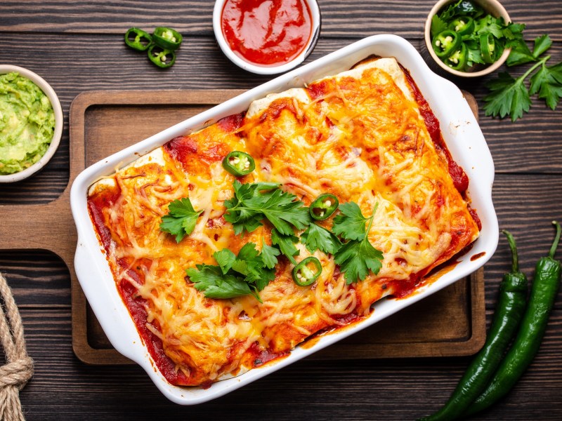 Überbackene Enchiladas in einer Auflaufform.