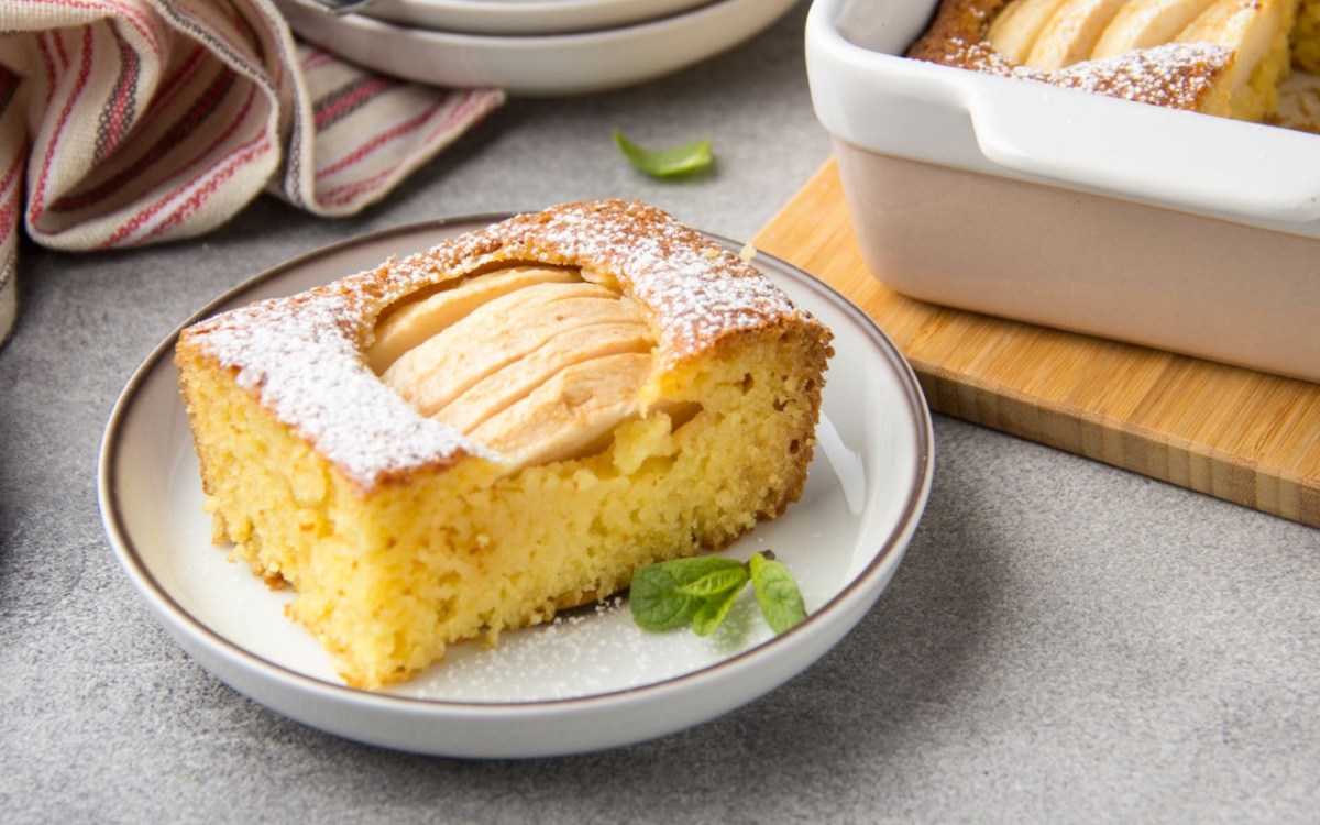 Ein Stück Apfel-Grießkuchen auf einem Teller.