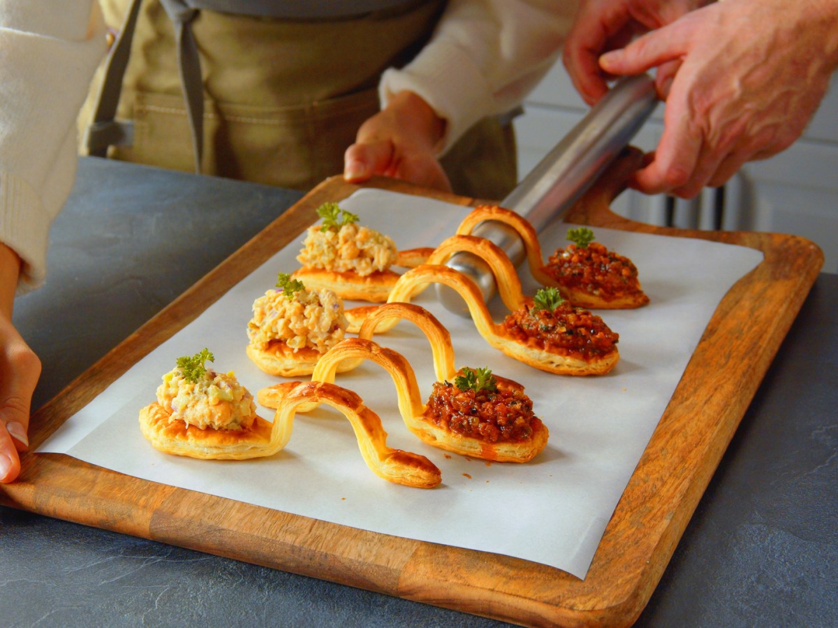 Fingerfood zum Teilen: So backst du knusprige Löffel aus Blätterteig