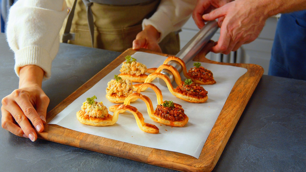 Blätterteig-Löffel mit Kichererbsensalat und frittiertem Gemüse aus einem Brett.