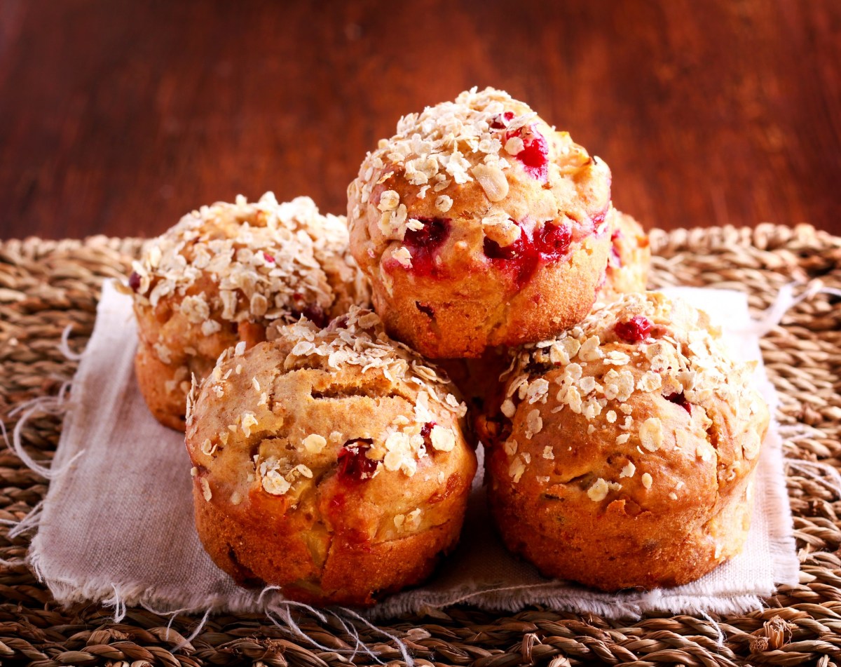 Mehrere Cranberry-Hafer-Muffins auf einem Tisch