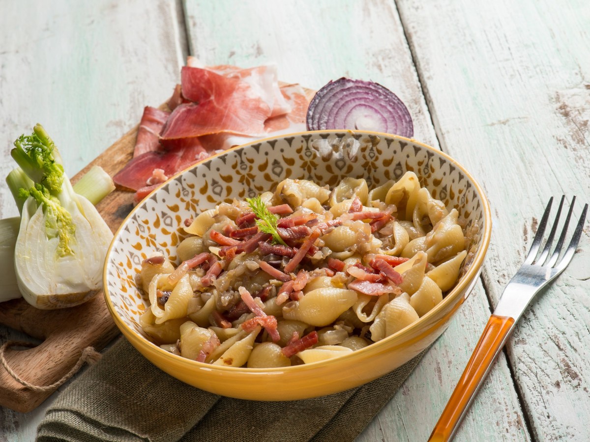 Teller mit Fenchel-Nudeln mit Speck