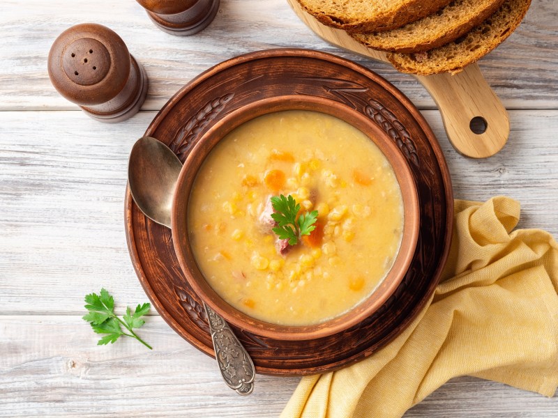 Eine Schüssel gelbe Erbsensuppe.