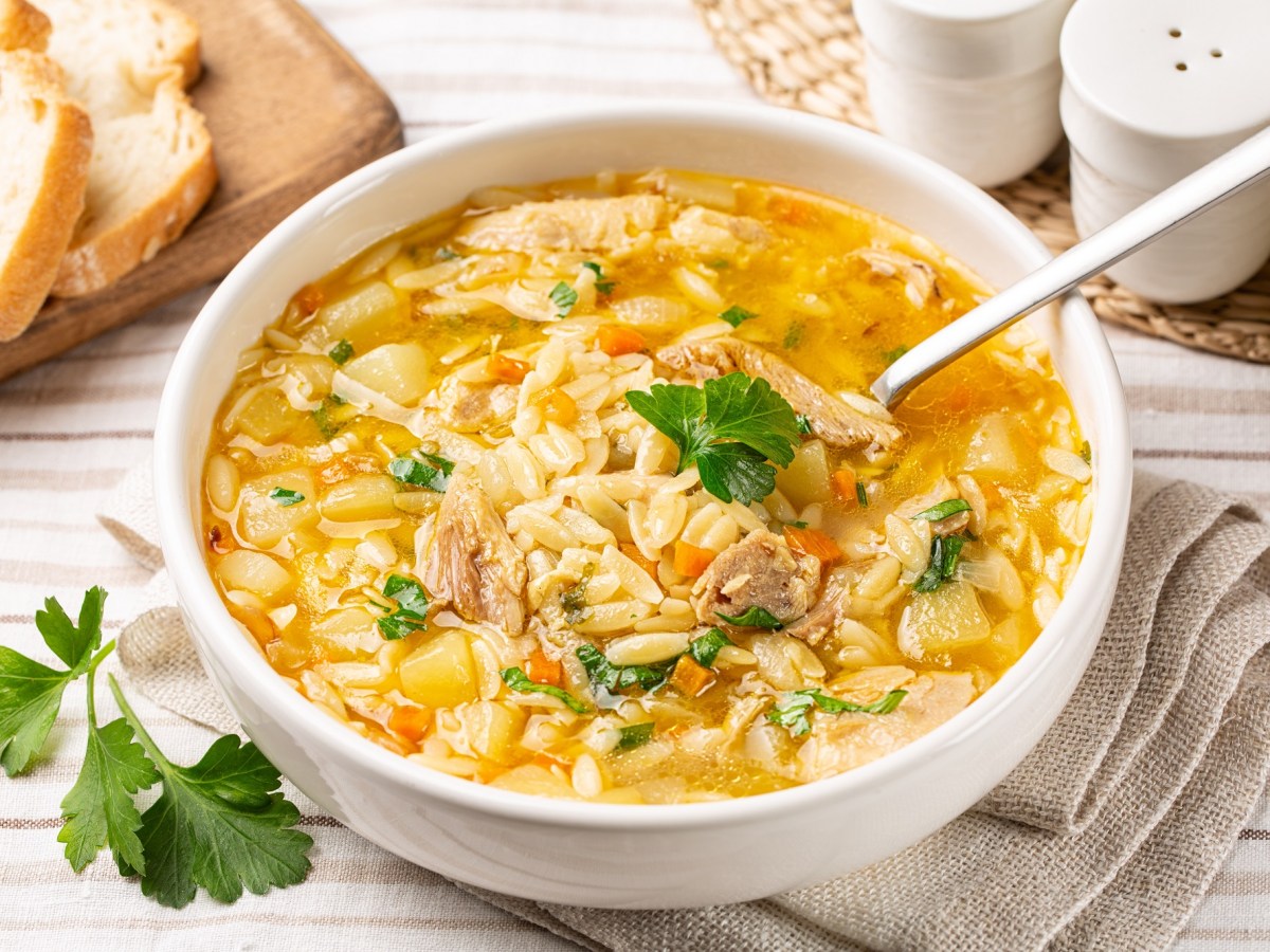 Hühnersuppe mit Orzo bringt dich satt und gesund durch die kalte Jahreszeit