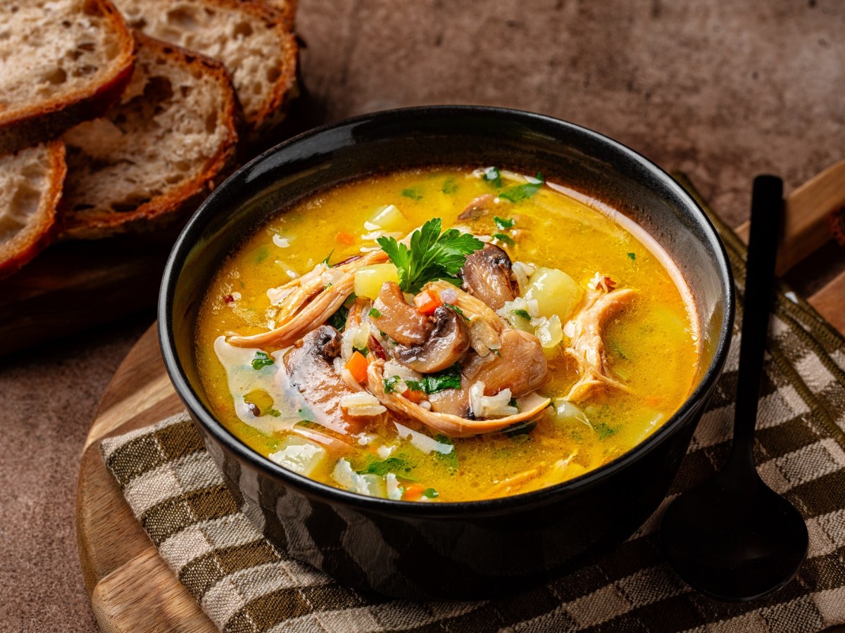 Hühnersuppe mit Pilzen: gesund und lecker durch den Herbst