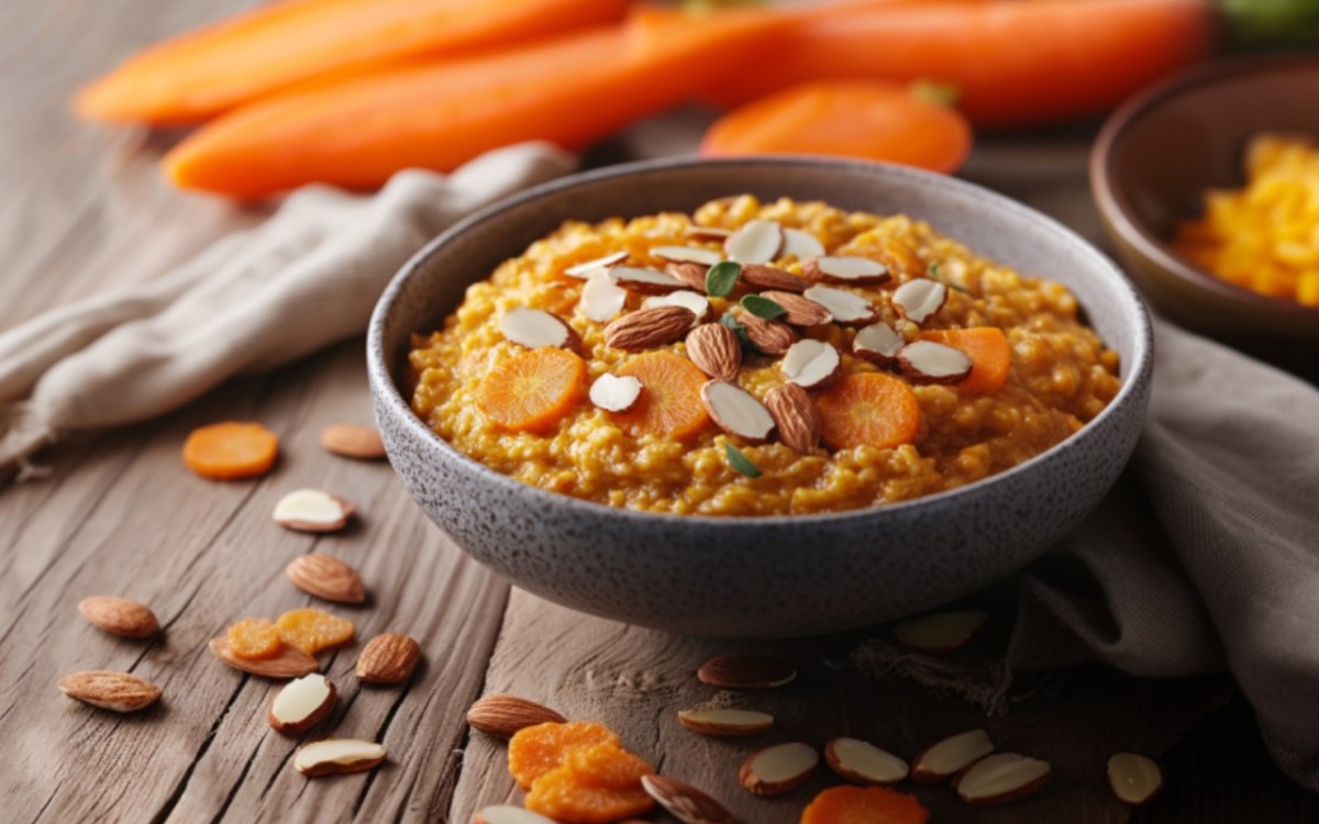 Eine Schüssel Karotten-Porridge. Drumherum frische Zutaten.