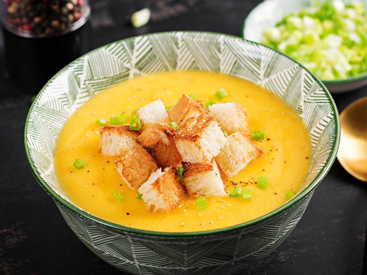 Kürbis-Kartoffel-Suppe mit selbst gemachten Knoblauch-Croûtons