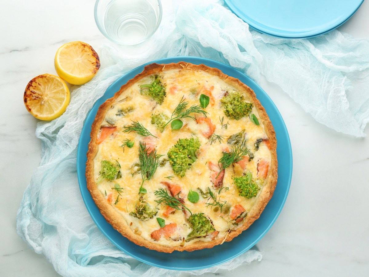 Lachs-Brokkoli-Quiche ist eine leichte Mahlzeit mit großem Geschmack