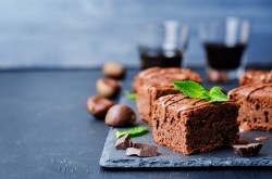 Maronen-Brownies auf einer Schieferplatte.