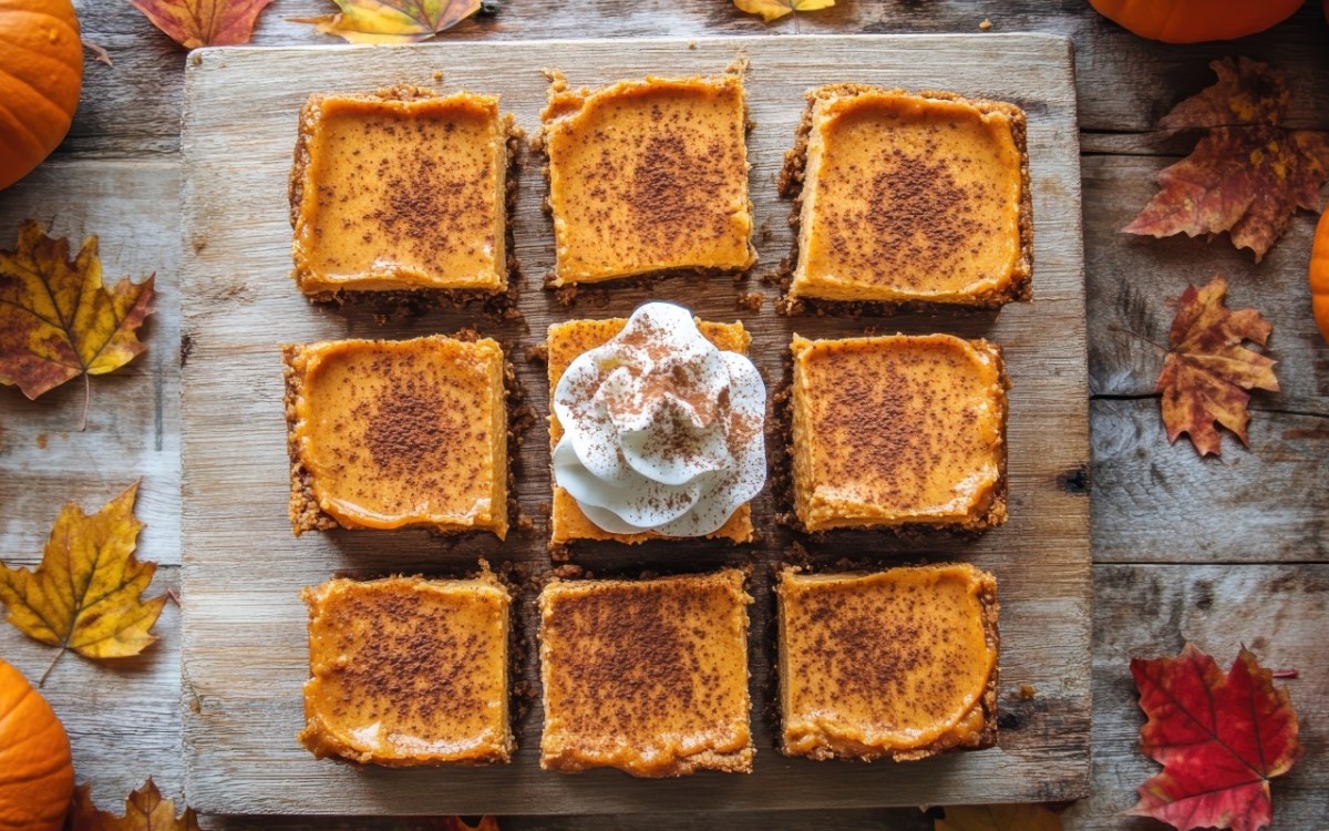 Neun Stücke Pumpkin Spice Latte Kuchen in der Draufsicht.