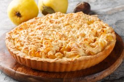 Quitten-Tarte auf einem Holzbrett