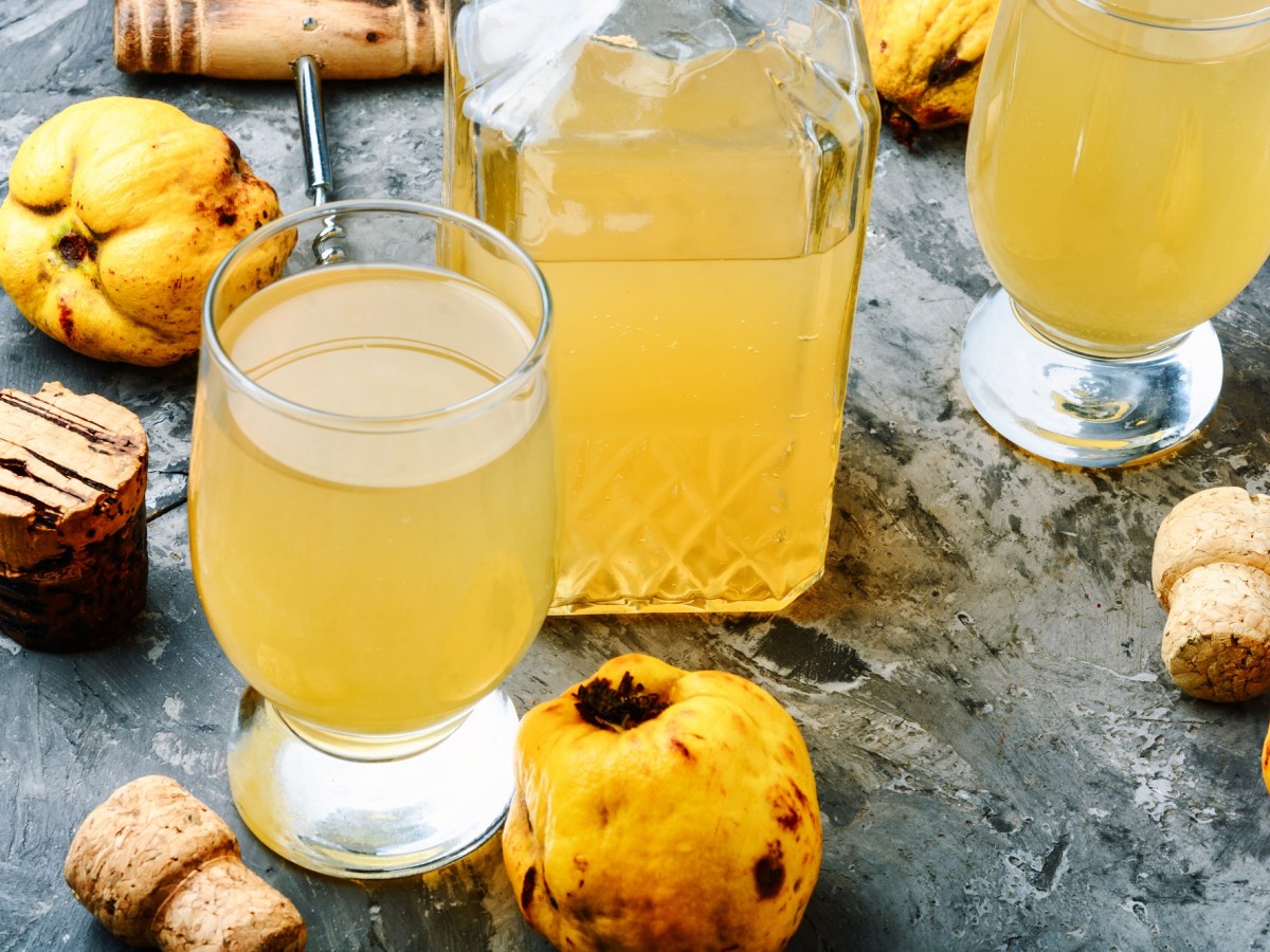 Selbst gemachter Quittensaft schmeckt fruchtig und süß