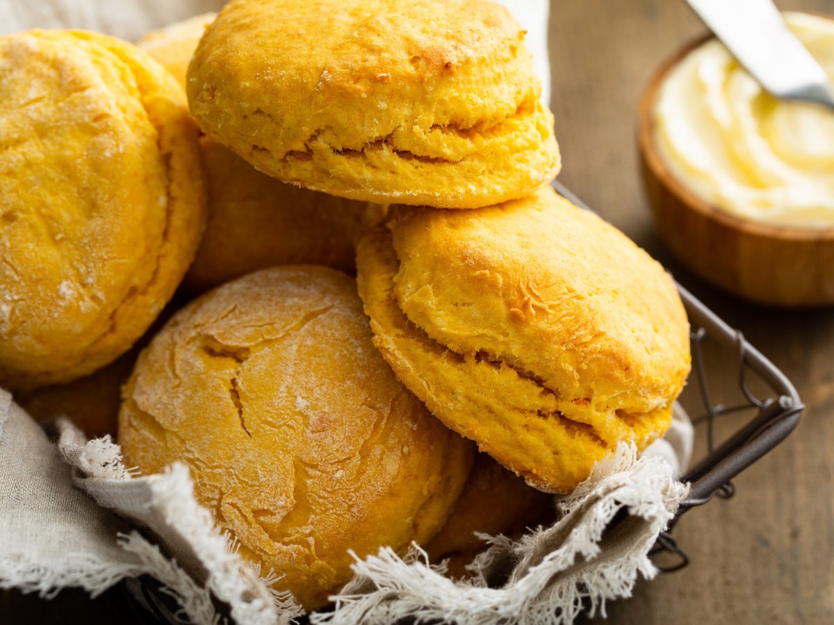 Ein paar Süßkartoffel-Buttermilch-Brötchen in einem Korb.