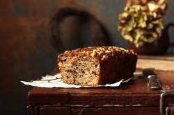 angeschnittener Tiroler Nusskuchen auf einem Tisch