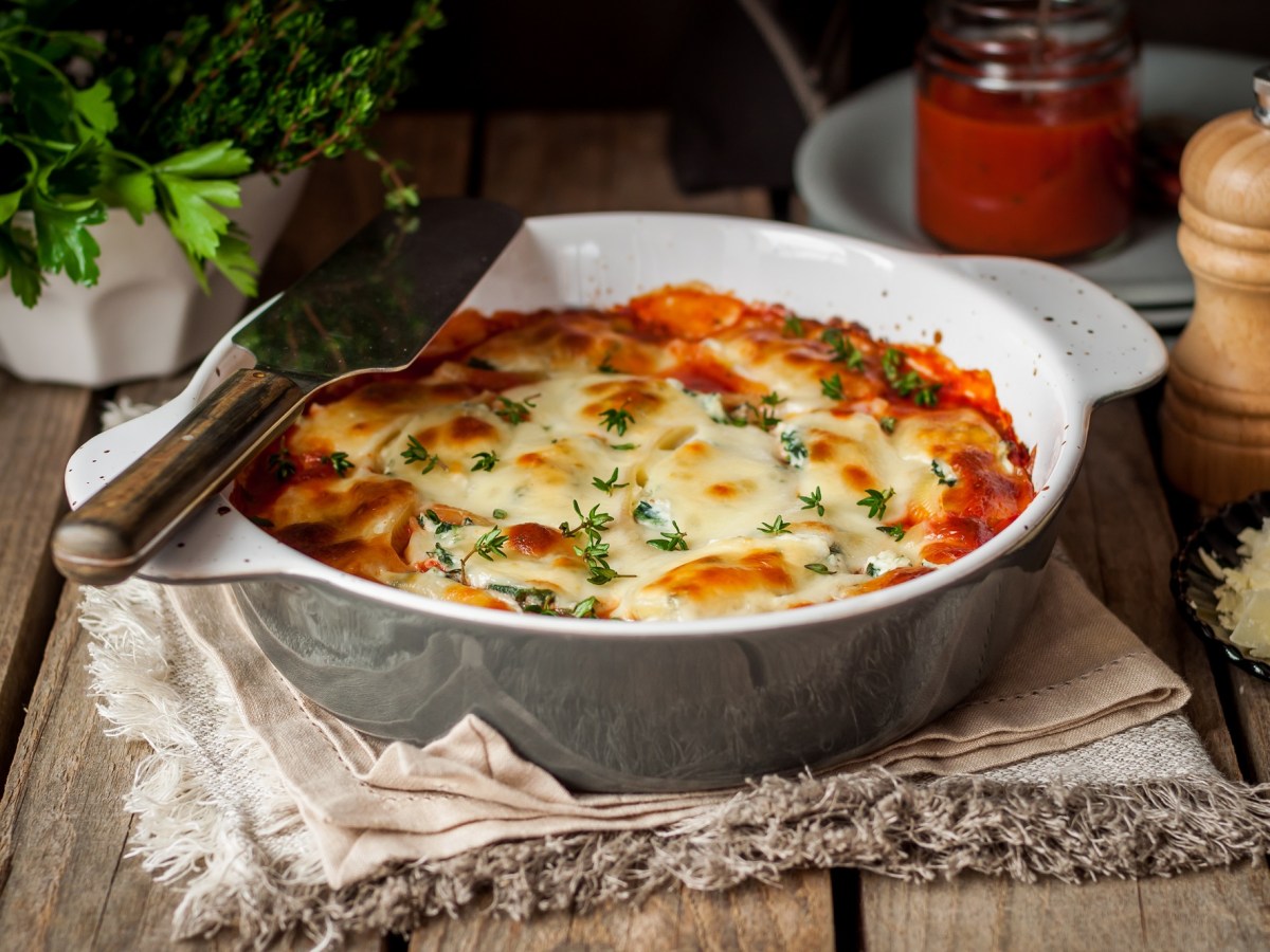 Diese Weißkohl-Lasagne mit Hackfleisch ist wie gemacht für gemütliche Abende