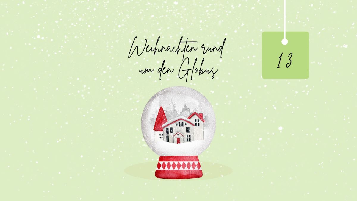 Weihnachten in anderen LÃ¤ndern: Schneekugel auf grÃ¼nem Untergrund mit Schriftzug 