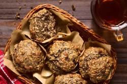 Korb mit Banane-Haferflocken-Muffins