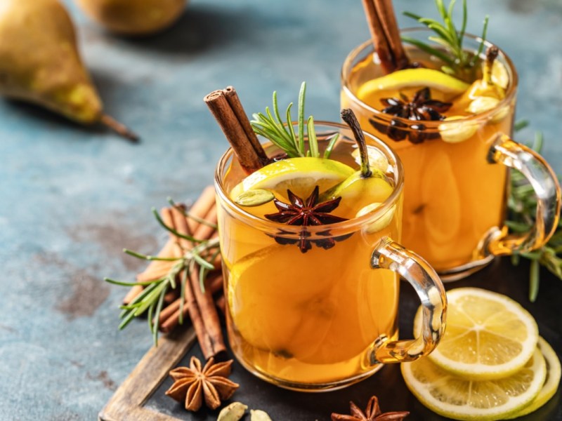 Zwei Glastassen mit Birnen-GlÃ¼hwein.