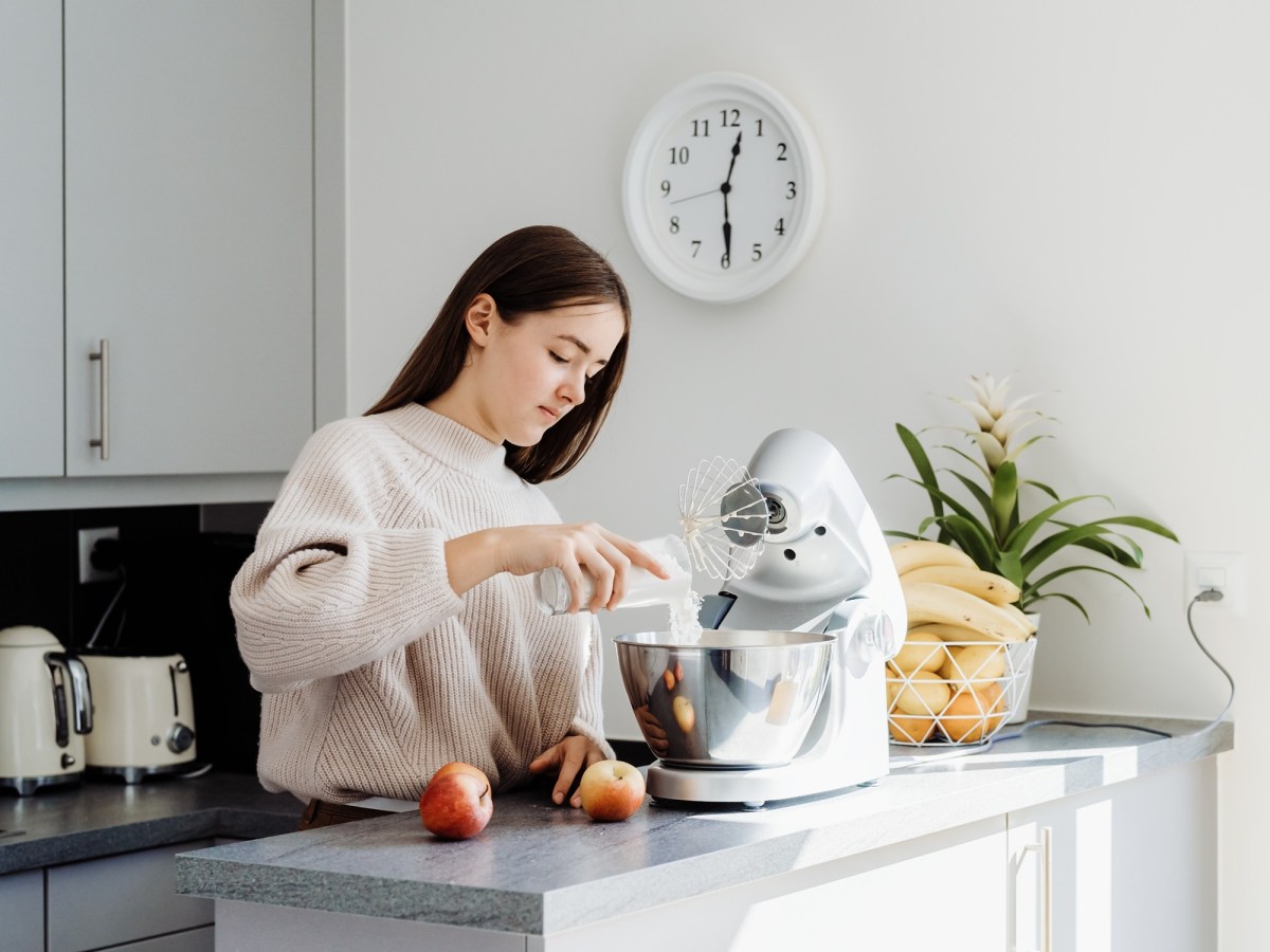 Bosch KÃ¼chenmaschine Amazon Black Friday: eine dunkelhaarige Frau in einer KÃ¼che an einer KÃ¼chenmaschine.