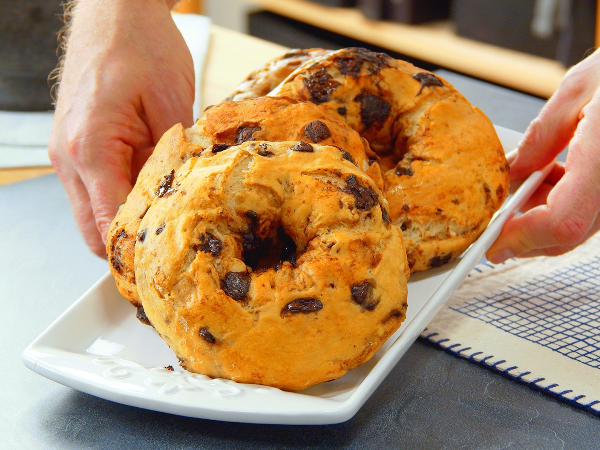 Chocolate Chip Bagels auf einem rechteckigen Teller.