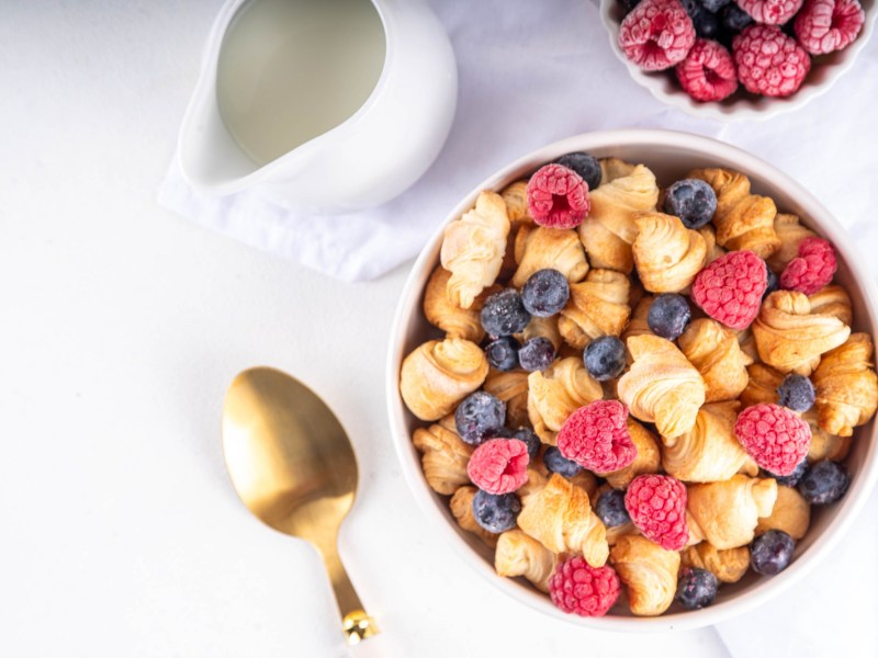 Eine Schüssel Croissant-Müsli mit Beeren.