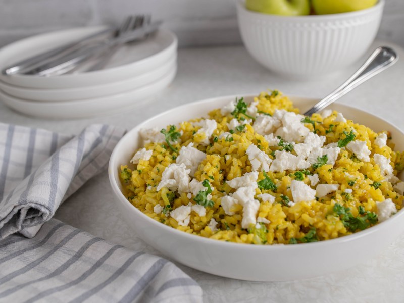 Eine Schüssel Curryreis mit Feta.